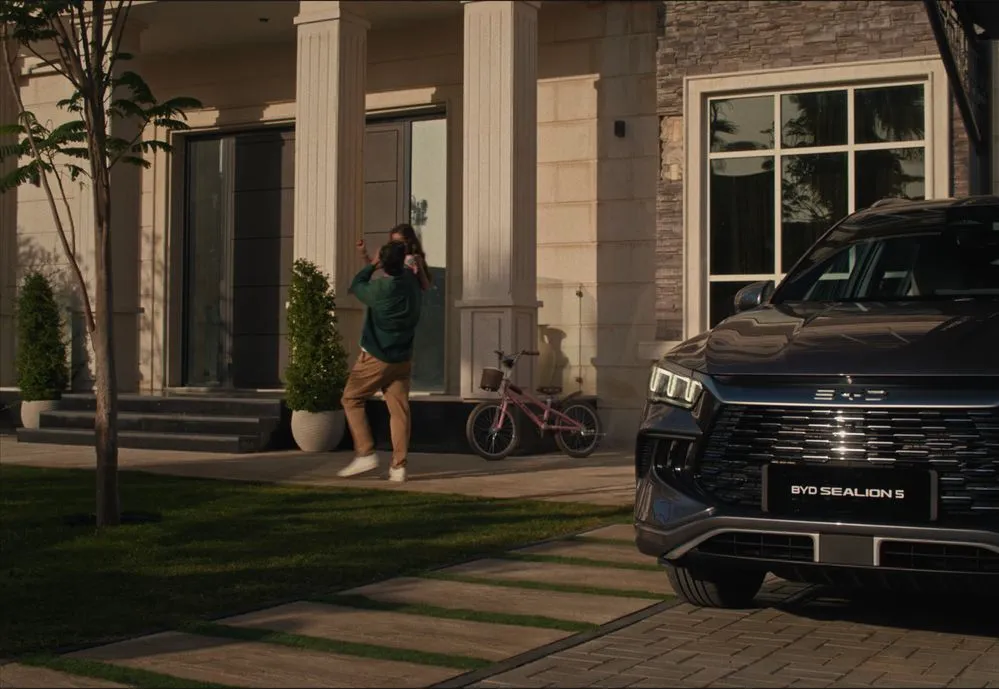 BYD SEALION 5 home arrival scene